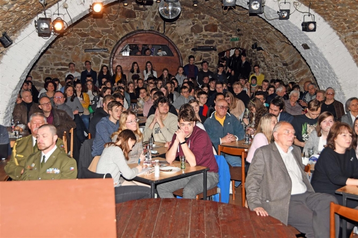 Obrázek článku Gymnazisty z Valašska zaujala konference Padáky nad protektorátem