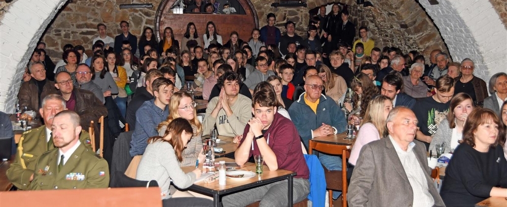 Obrázek článku Gymnazisty z Valašska zaujala konference Padáky nad protektorátem