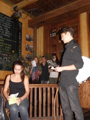 Den poezie 2015 (Poezie pod proudem/Palacký pod čepicí): Vystoupení studentů ve Schlattauerově kavárně