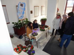Předprodej věnců ve vestibulu gymnázia 25. 11. 2015