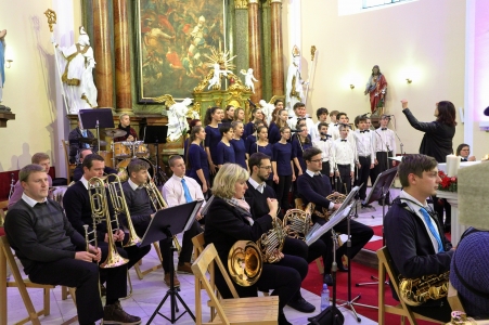 Adventní koncert sboru Basové G v kostele Všech svatých v Rožnově pod Radhoštěm, 16. 12. 2018 (foto František Jaskula) (1)