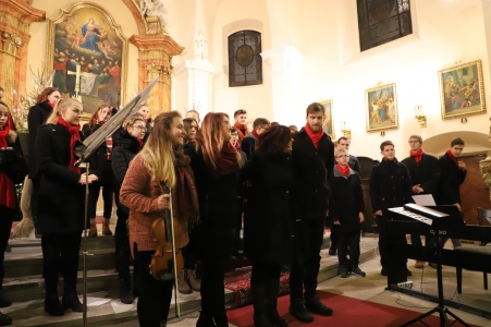Předvánoční koncerty sboru Basové G ve Valašském Meziříčí , Nanebevzetí panny Marie, 21. 12. 2018 (foto František Jaskula) (12)