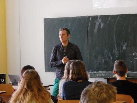 Přednáška Stanislava Komínka o pracovních podmínkách pěstitelů banánů, kávy, kakaa a výrobců obuvi, 14. 2. 2019 (foto Monika Hlosková) (6)