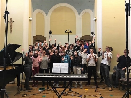 Nahrávání CD sboru Basové G, kaple školy pro neslyšící Valašské Meziříčí, 15–16. 2. 2019 (fotoKArolína Strouhalová) (1)
