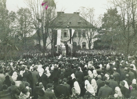 Slavnostní odhalení pomníku v Botanice v roce 1925 (zdroj fotografie: archiv Muzea regionu Valašsko)