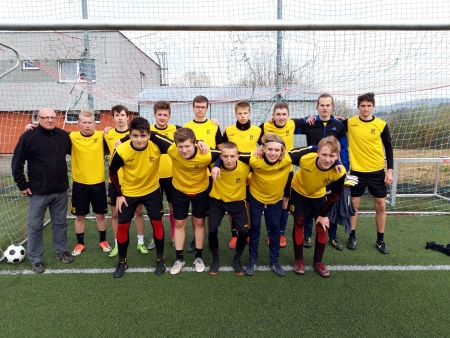 Okresní kolo ve fotbale chlapců SŠ, fotbalový stadion Valašské Meziříčí, 16. 4. 2019 (foto: soupeř ze SPŠS Vsetín)