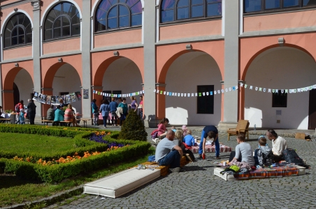Férová snídaně ve ValMezu, nádvoří zámku Žerotínů, 11. 5. 2019 (foto Monika Hlosková) (1)