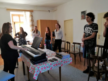 Soustředění pěveckého sboru Basové G v Dřevohosticích, 7–9. 6. 2019 (foto Jana Krcháková) (9)
