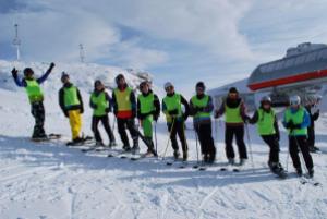 Lyžařský kurz v rakouských Alpách 2016, lyžaři a snowboardisté GFPVM (foto: Hynek Bartošek)