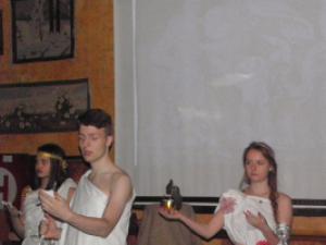 Divadelní vystoupení studentů GFPVM (ztvárnění příběhu Aeneas a Dido) doprovázející slavnostní vernisáž výstavy gobelínu (foto: Lucie Stržínková)