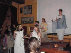 Divadelní vystoupení studentů GFPVM (ztvárnění příběhu Aeneas a Dido) doprovázející slavnostní vernisáž výstavy gobelínu (foto: Lucie Stržínková)