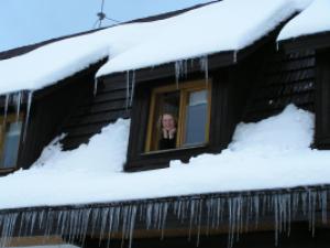 Lyžařský a snowboardový kurz, 8.–12. 2. 2016, porota sleduje stavbu sněhových soch (foto: Monika Hlosková)