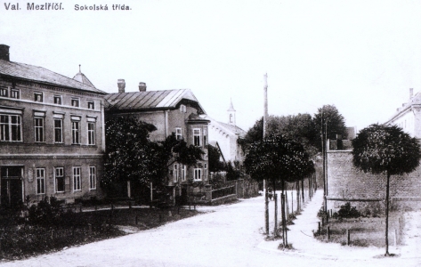 5 Sokolská ulice úplně jinak, než ji při pohledu od gymnázia známe dnes.