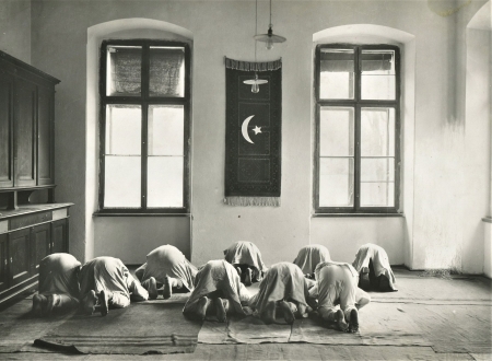 Modlitebna raněných tureckých vojáků v přízemí gymnázia v roce 1917. Zdroj: Muzeum regionu Valašsko