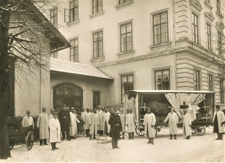 Převážení raněných do lazaretu na gymnáziu v roce 1916. Zdroj: Muzeum regionu Valašsko.