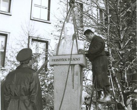 Proces upevňování sochy pomníku 4