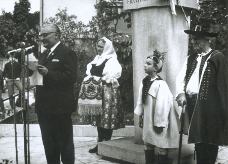 Slavnostní odhalení pomníku v říjnu 1968. Arnošt Kubeša s manželkou Marií a synem.