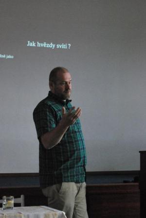 Mgr. Jaromír Mrázek, Ph. D. a přednáška Atomové jádro a hvězdy, 17. 5. 2016 (foto: Hynek Bartošek)