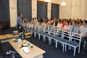 doc. RNDr. Zdeněk Bochníček, Dr. zavítal do auly našeho gymnázia s přednáškou Pozoruhodný křemík, 23. 5. 2016 (foto: Hynek Bartošek)