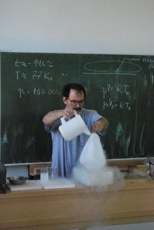 Experimentálně zaměřená přednáška Mrazivý dusík RNDr. Pavla Konečného, CSc., 23. 5. 2016 (foto: Hynek Bartošek)