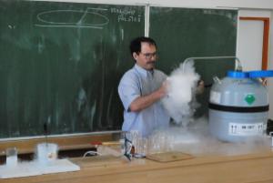Experimentálně zaměřená přednáška Mrazivý dusík RNDr. Pavla Konečného, CSc., 23. 5. 2016 (foto: Hynek Bartošek)