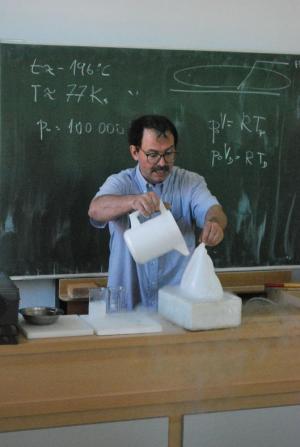 Experimentálně zaměřená přednáška Mrazivý dusík RNDr. Pavla Konečného, CSc., 23. 5. 2016 (foto: Hynek Bartošek)