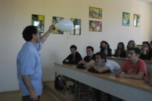 Experimentálně zaměřená přednáška Mrazivý dusík RNDr. Pavla Konečného, CSc., 23. 5. 2016 (foto: Hynek Bartošek)