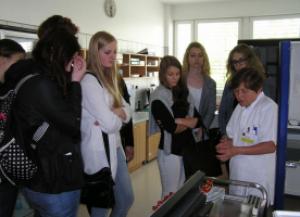 Exkurze na hematologicko-transfúzním oddělení vsetínské nemocnice, v biochemické laboratoři s RNDr. Dagmar Bělovovou,  26. 5. 2016 (foto: Monika Hlosková)