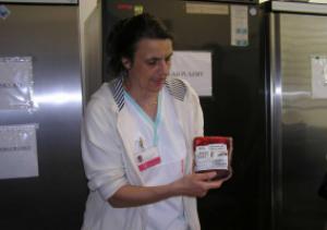 Exkurze na hematologicko-transfúzním oddělení vsetínské nemocnice, krevní banka a vrchní sestra Marie Kašparová, 26. 5. 2016 (foto: Monika Hlosková)