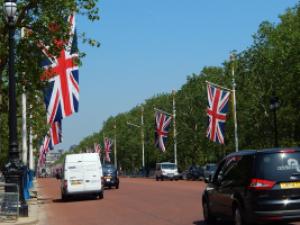 Za krásami Francie a Anglie, výzdoba ulic Londýna k příležitosti oslav 90 let královny Alžběty II., červen 2016 (foto: Zuzana Grohová)