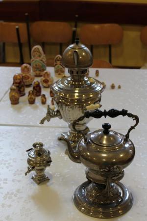 Evropský den jazyků 2016, podává se ruský čaj a další speciality, 26. 9. 2016 (foto: Alžběta Zetková)