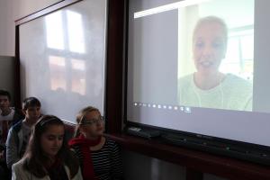 Evropský den jazyků 2016, studenti 3. E při videokonferenci s Radanou Crhovou, 26. 9. 2016 (foto: Alžběta Zetková)
