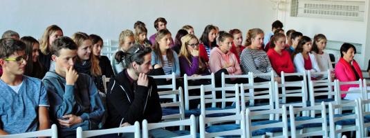 Evropský den jazyků 2016, tlumočník Libor Nenutil na setkání se studenty 3. a 4. ročníků, 26. 9. 2016 (foto: Alžběta Zetková)
