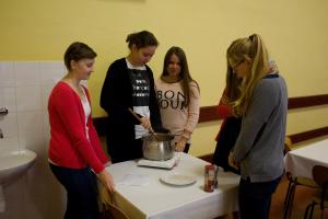 Evropský den jazyků 2016, studenti 2. A připravují ratatouille, 26. 9. 2016 (foto: Alžběta Zetková)