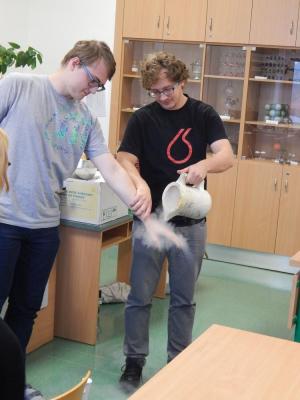 Hodina moderní chemie, učebna GFPVM, boj dusíku s bradavicí, 13. 10. 2016 (foto: Pavel Groh)
