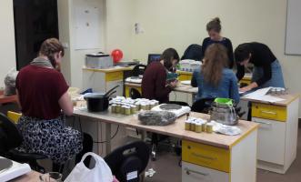 Výroba mastí, mýdel, prášků, sirupů, biologická laboratoř GFPVM, 17. 11. 2016 (foto: Barbora Šimíčková)