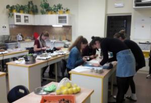 Výroba mastí, mýdel, prášků, sirupů, biologická laboratoř GFPVM, 17. 11. 2016 (foto: Barbora Šimíčková)