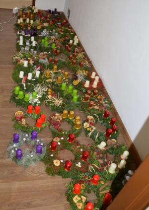 Výroba adventních věnců, Charita Valašské Meziříčí, 18. 11. 2016 (foto: Monika Hlosková)