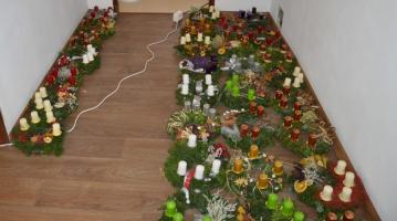 Výroba adventních věnců, Charita Valašské Meziříčí, 18. 11. 2016 (foto: Monika Hlosková)