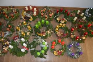 Výroba adventních věnců, Charita Valašské Meziříčí, 18. 11. 2016 (foto: Monika Hlosková)