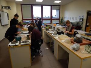 Výroba mastí, mýdel, prášků, sirupů, biologická laboratoř GFPVM, 17. 11. 2016 (foto: Monika Hlosková)