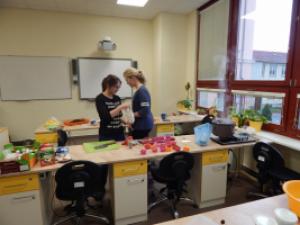 Výroba mastí, mýdel, prášků, sirupů, biologická laboratoř GFPVM, 17. 11. 2016 (foto: Monika Hlosková)