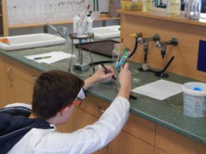 Školní kolo 53. ročníku CHO kategorie C, chemická laboratoř GFPVM, laboratorní část soutěže, 24. 2. 2017 (foto: Pavel Daniš)