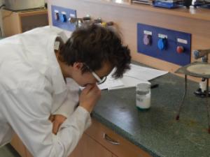 Školní kolo 53. ročníku CHO kategorie C, chemická laboratoř GFPVM, laboratorní část soutěže, 24. 2. 2017 (foto: Pavel Daniš)