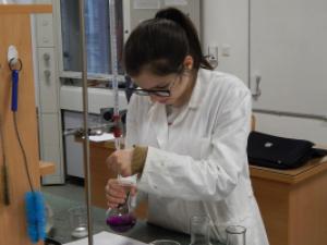 Školní kolo chemické olympiády kategorie B, laboratoř chemie GFPVM (foto: Pavel Daniš)
