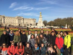 Anglie 2017, 4.-10. 4. 2017, naše výprava před Buckinghamským palácem (foto: Zuzana Smoradová)