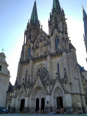 Exkurze 1. A do Olomouce, Olomoucká katedrála, začátek naší prohlídky, 28. 6. 2017 (foto: Veronika Kulišťáková)