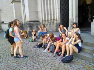 Exkurze 1. A do Olomouce, čekáme na průvodce, 28. 6. 2017 (foto: Veronika Kulišťáková) 