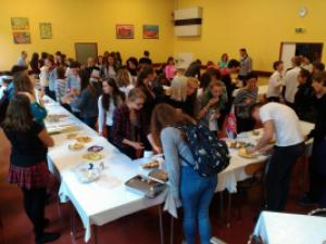 Evropský den jazyků 2017 - Národní kuchyně v mezinárodním ochutnávání - skladba byla pestrá, pokrmy z celého světa - Rusko, Francie, Belgie, Velká Británie, Japonsko, Kanada (foto: Veronika Koléšková)