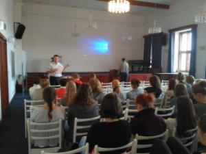 Beseda o Oldřichu Peclovi a Záviši Kalandrovi s Mgr. Josefem Hallou, aula GFPVM, 15. 9. 2017 (foto: Veronika Kulišťáková)
